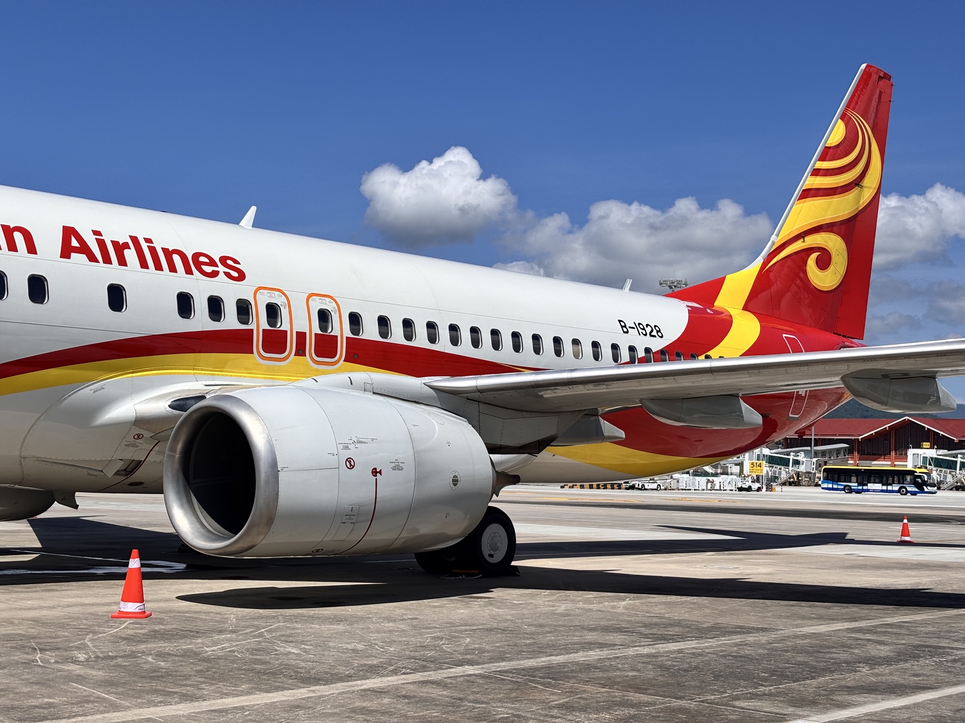 海南航空波音738降落重庆江北机场