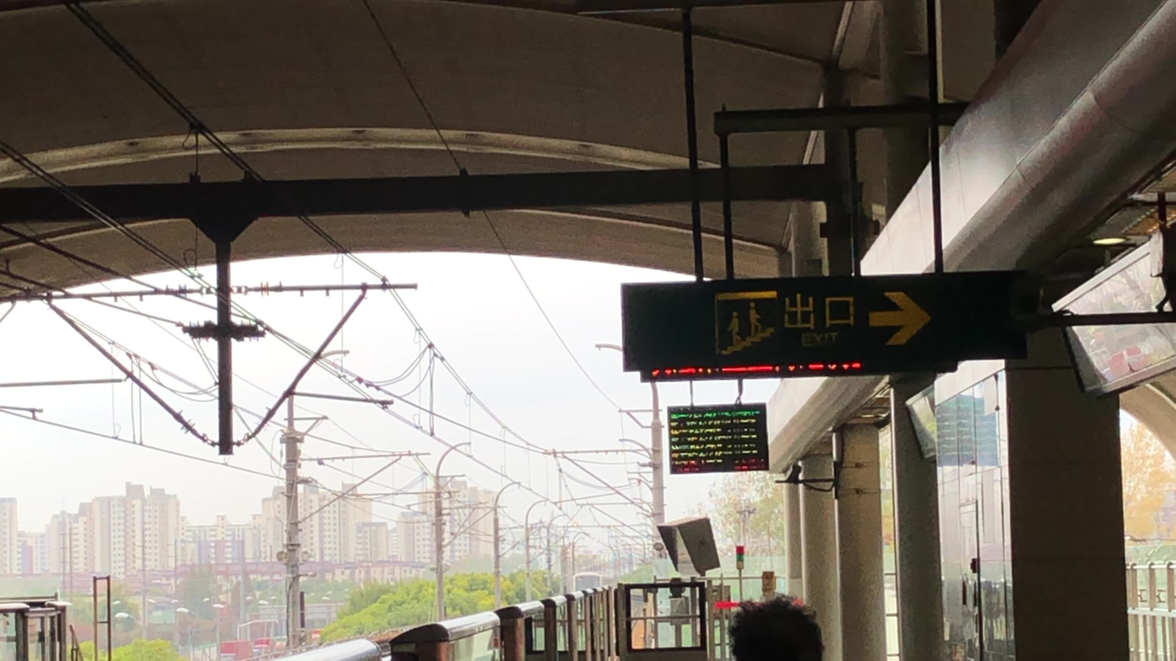 上海地铁1号线01a02型电动客车友谊西路往富锦路方向进站