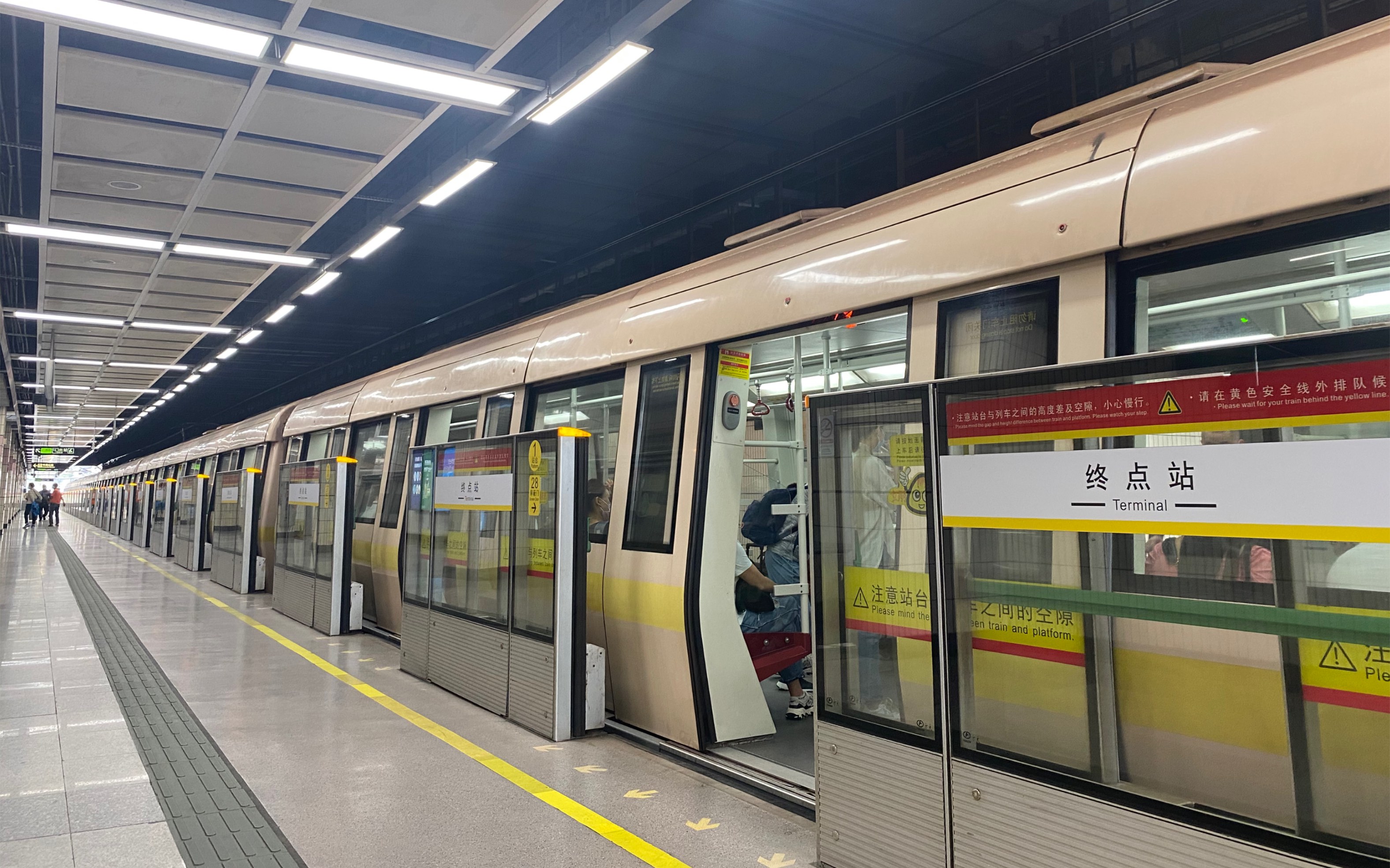 广州地铁广州地铁1号线西塱总站进站