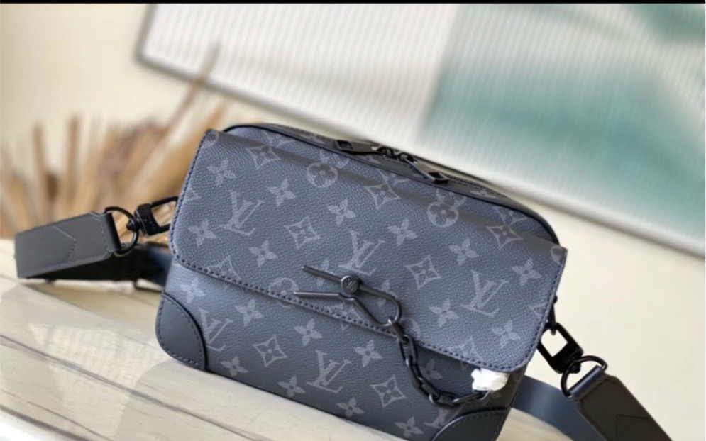 说一下高仿lv路易威登m46795 黑花 本款steamer邮差包以贴合身形的玲