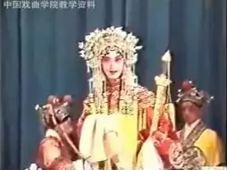 Video herunterladen: 15岁的郭玮与谭元寿先生同台《大登殿》“王宝钏低头用目看” 1993年 北京工人俱乐部