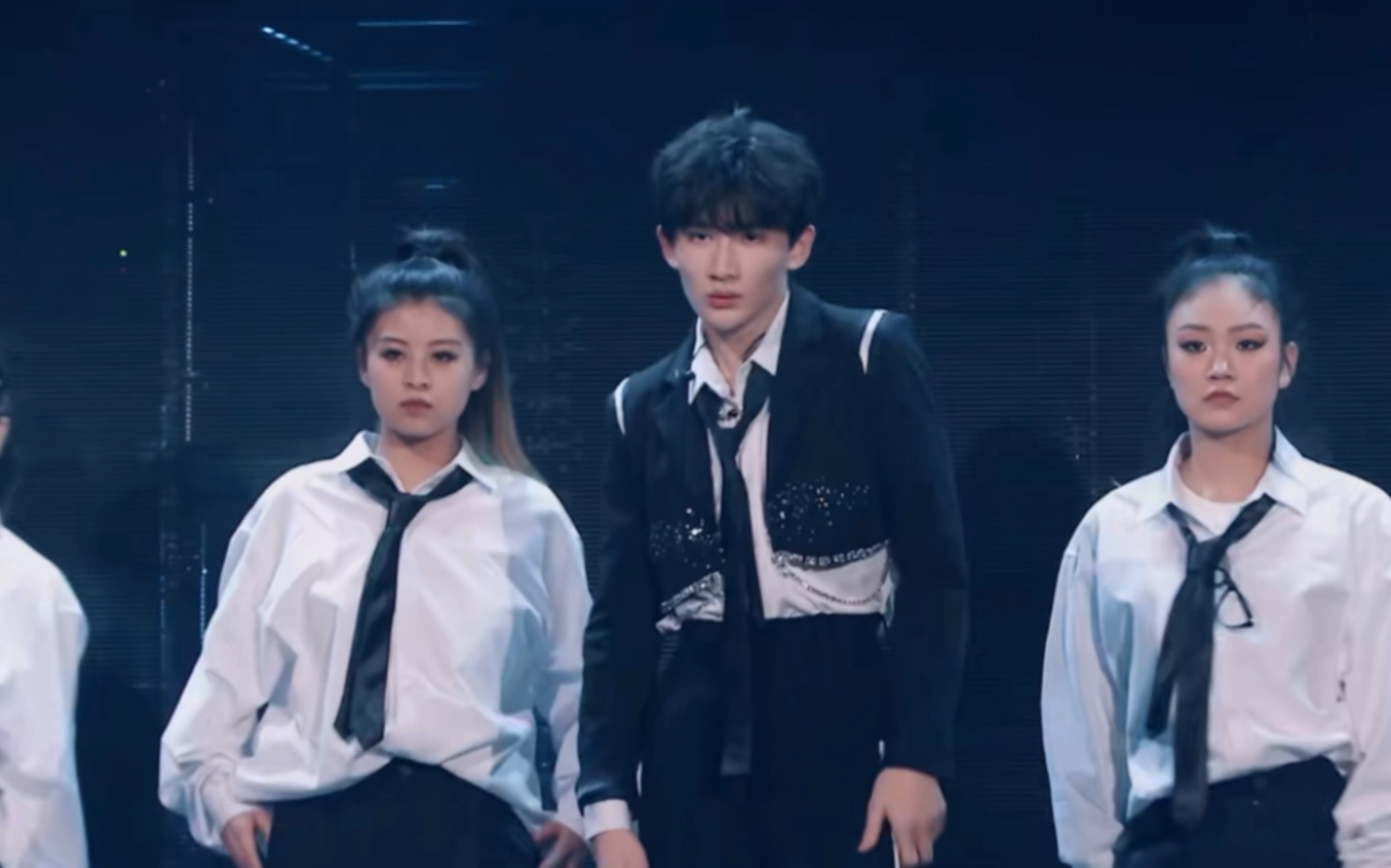 【tf家族三代】《one shot two shot》余宇涵女团舞之光 太会扭了!