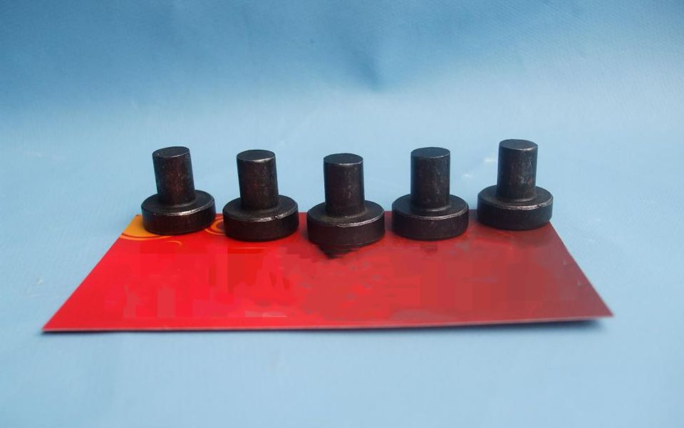 为防止生产过程中掉落的垃圾影响顶针板复位,垃圾钉一定要设计好