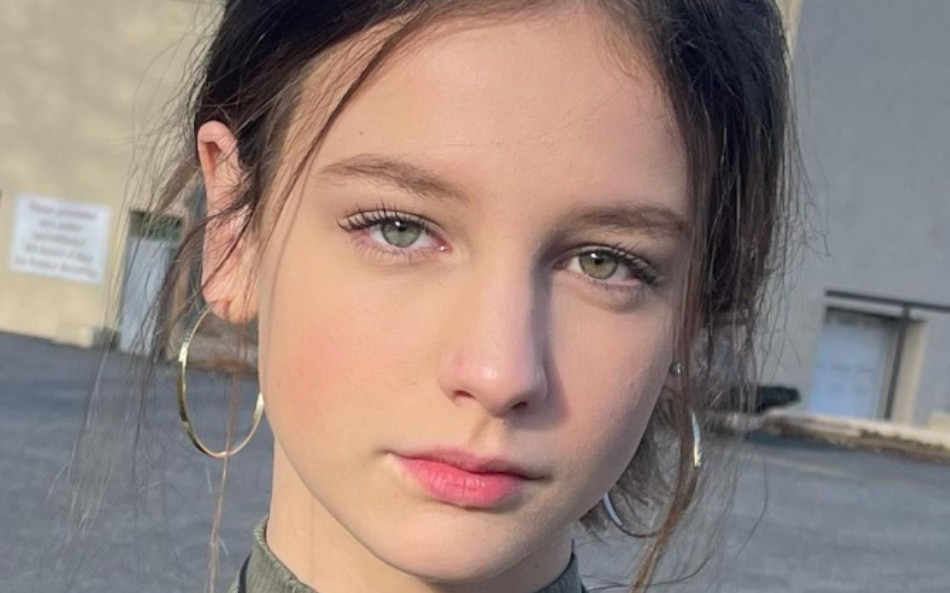 annie_leblanc_suddenly_stops_live_due_to_people_swearing_full