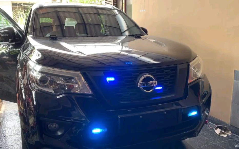 日产途达伪装警车安装警灯警报器施工过程,内附安装设备清单和效果