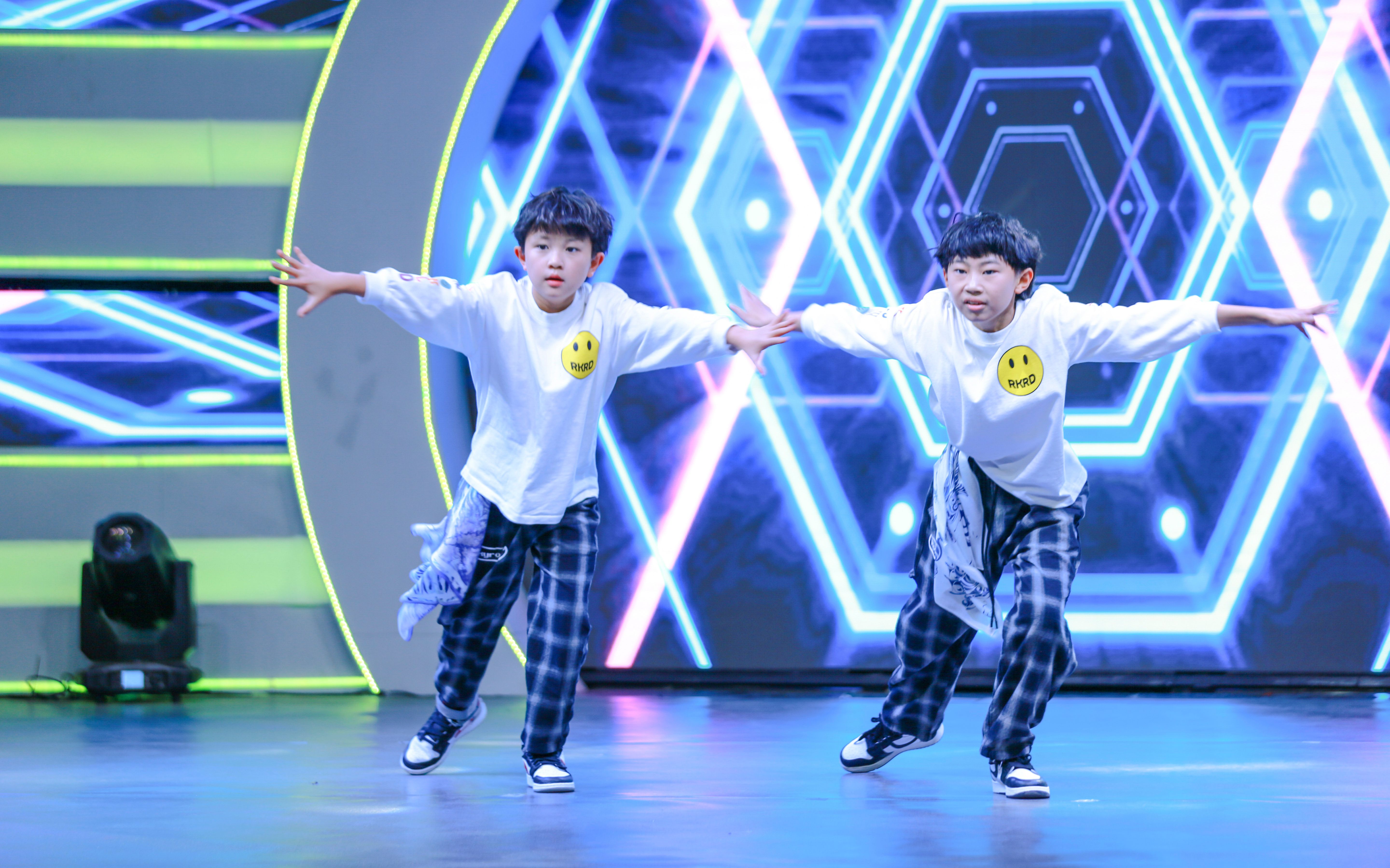 加油吧团队:兄弟双人组《街舞秀》,技惊全场,评委老师赞叹不止