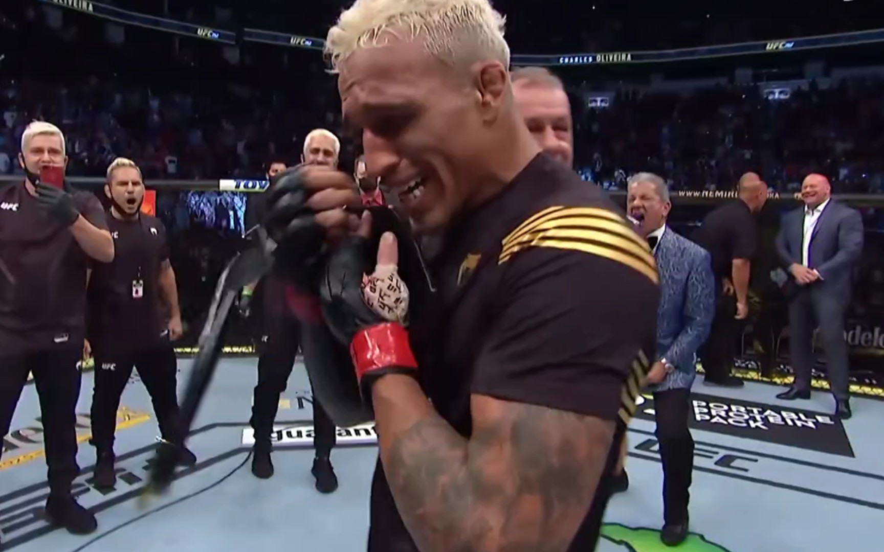 【历史上的今天】奥利维拉ko钱德勒拿到轻量级冠军腰带丨还会回来的