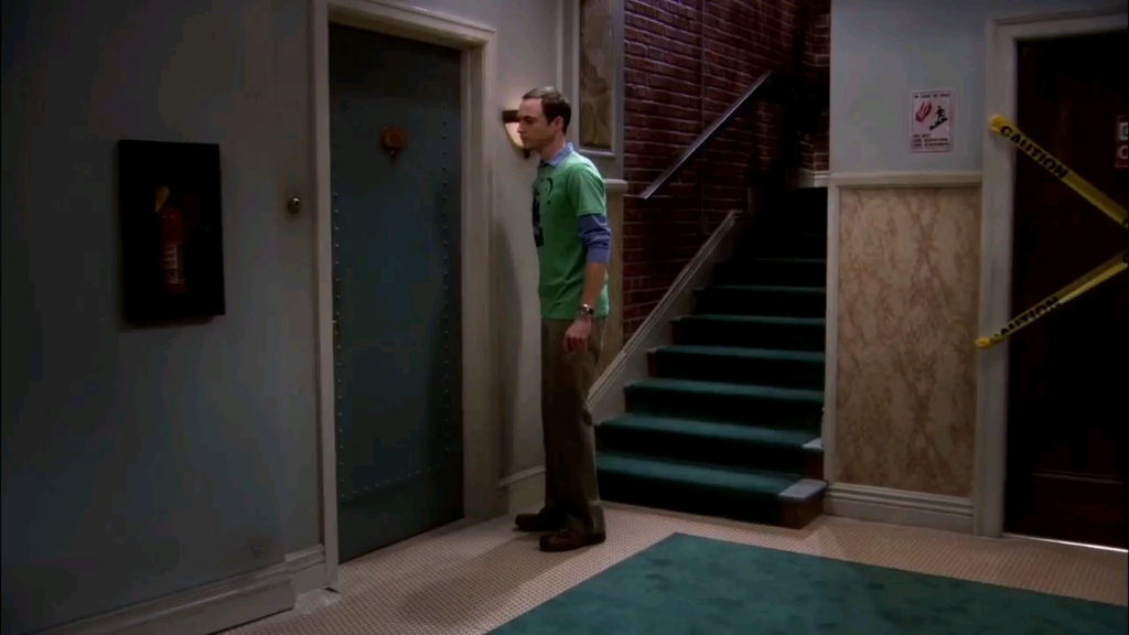 生活大爆炸第一季第五集莱纳德在房间yp耳朵不知所措问佩妮该怎么办