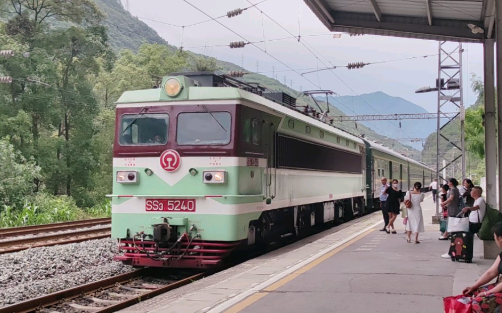 【相约成昆草绿三】成局西段韶山3-5240电力机车牵引普雄-峨眉5620次