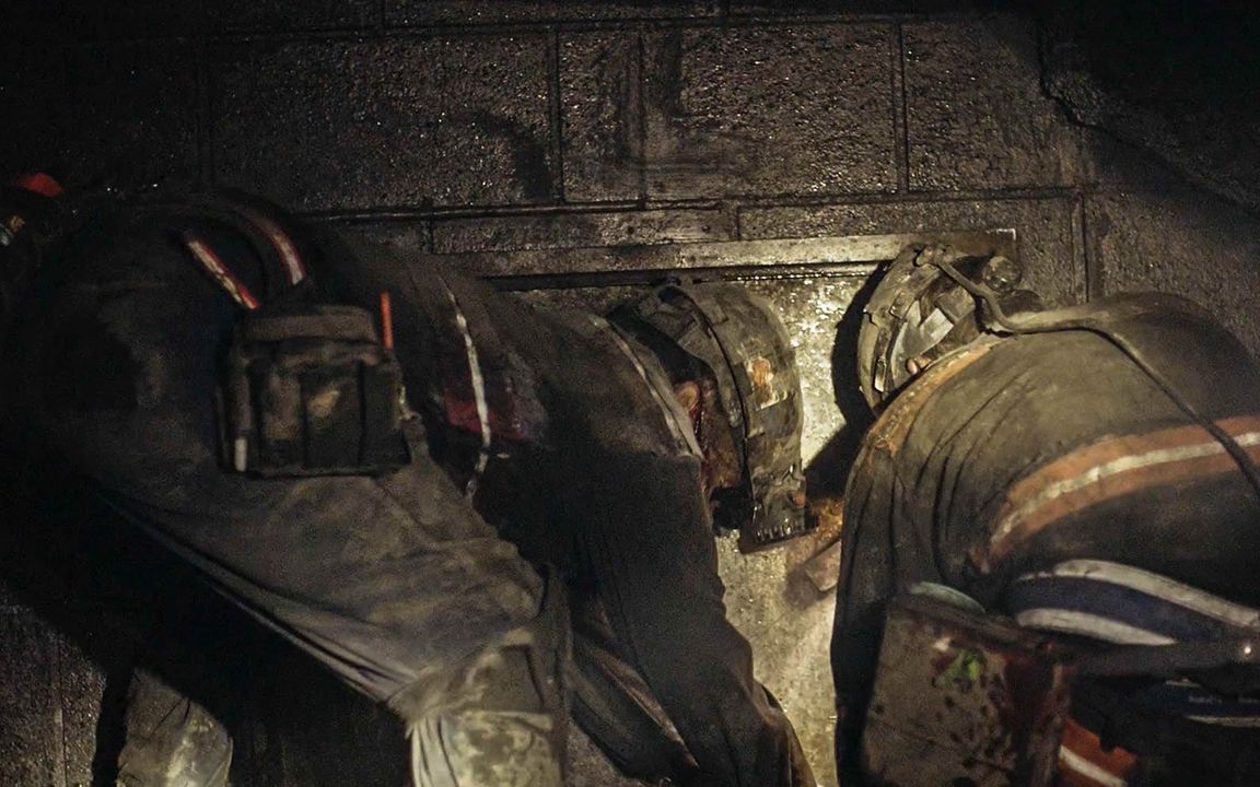 穷电影矿工被困矿井下本想打开逃生小门打开后却让人更绝望