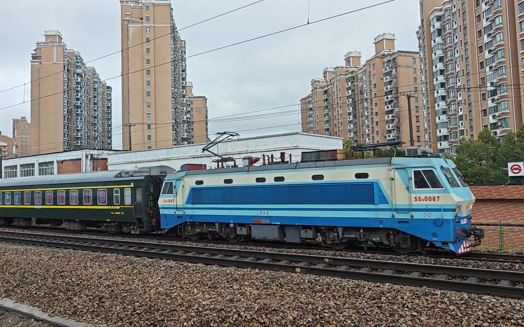 【中国铁路】ss8型电力机车运行中