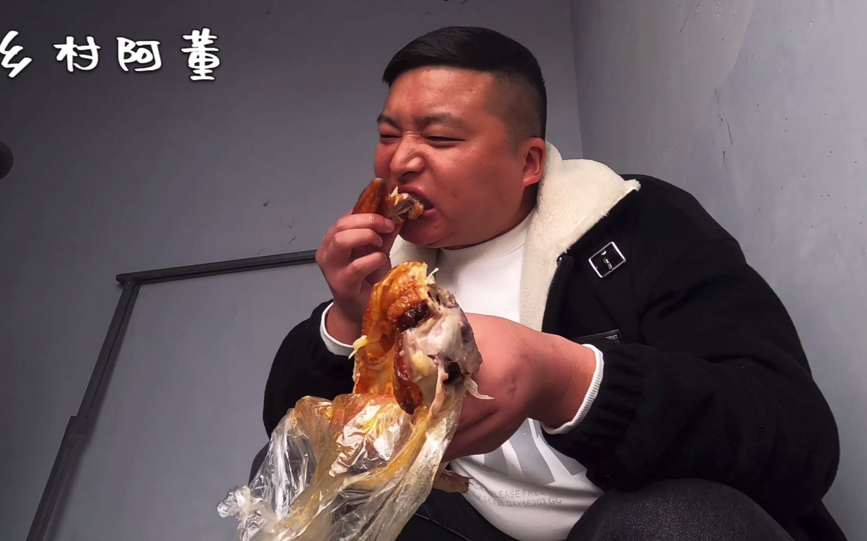 瑞瑞带着孩子去聚会,阿董不亏待自己,一只烤鸡配洋葱吃的是真香