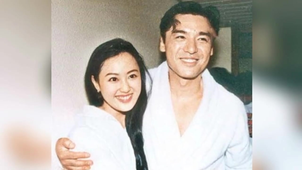 66岁钟镇涛携爱妻赴美庆五周年木婚秀恩爱前妻章小蕙至今未婚