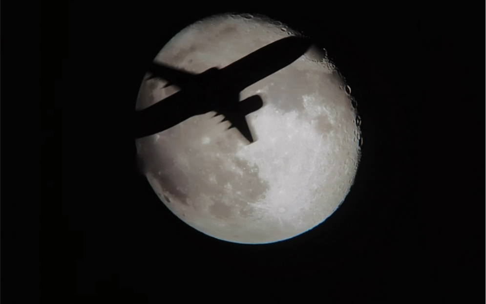 以前拍一个飞机飞过月亮的照片,有些人会杠:飞机飞过月亮的概率那么低