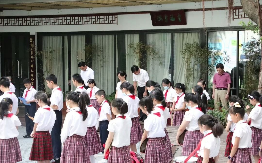 今天上午,深圳市福强小学1700多名师生学习了袁隆平和吴孟超两位院士的丰功伟绩,并向英雄默哀一分钟!哔哩哔哩bilibili