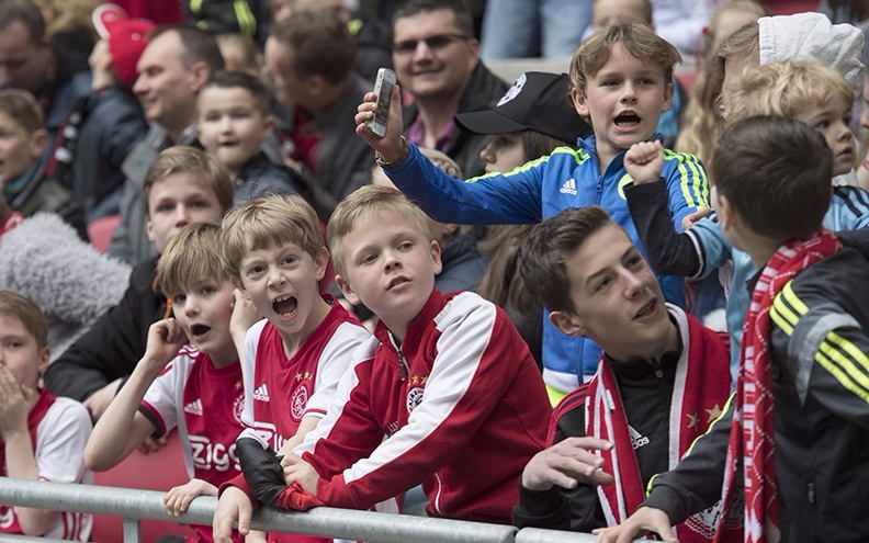 【真球迷】热情的阿贾克斯球迷在球队的训练课上为球队打气