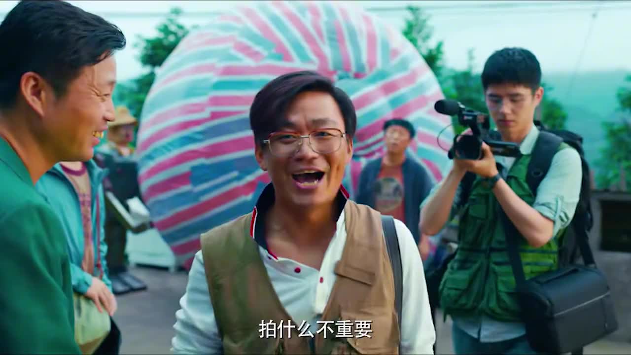 我和我的家乡:王宝强被王迅质疑是假记者,瞬间气贵州话,太逗了