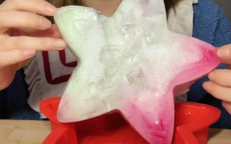 吃冰哆哆06水脆奶茶冰夹心溏心泡沫冰