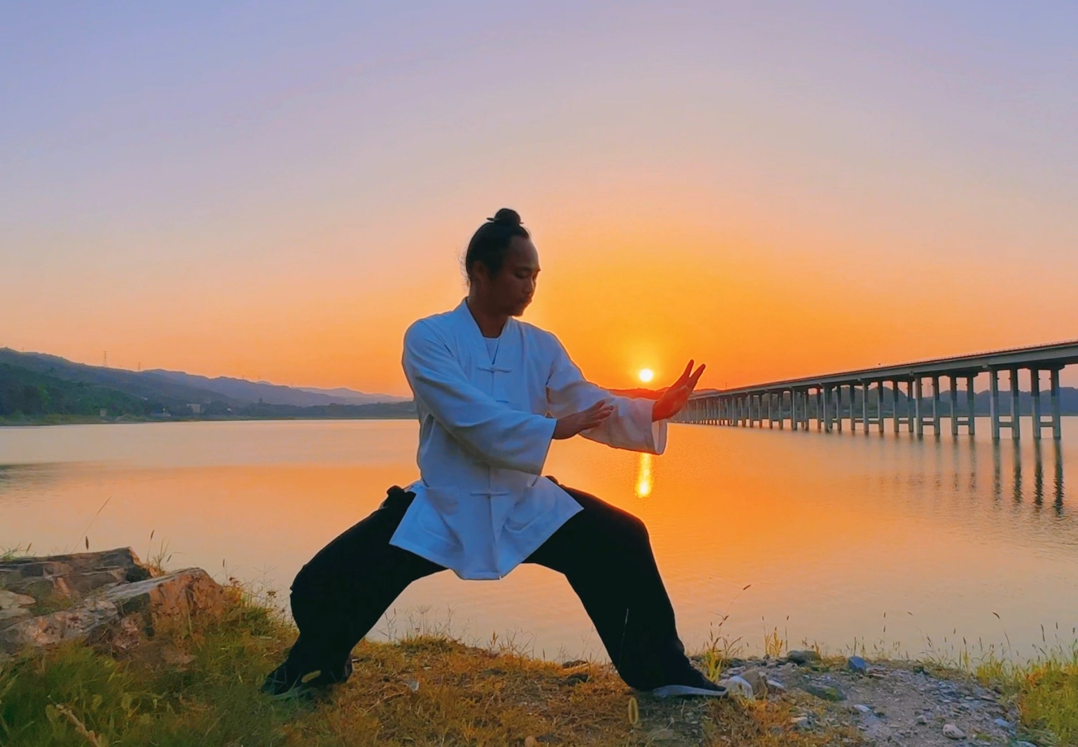 日暮湖边霞彩悠,道人挥袖太极柔.阴阳动静融天色,气定神闲意未收.哔哩哔哩bilibili