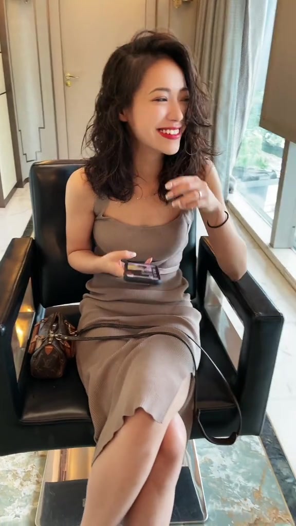 富婆都想变女孩,女孩都想变富婆;通过不同的发型设计展现自己不一样的