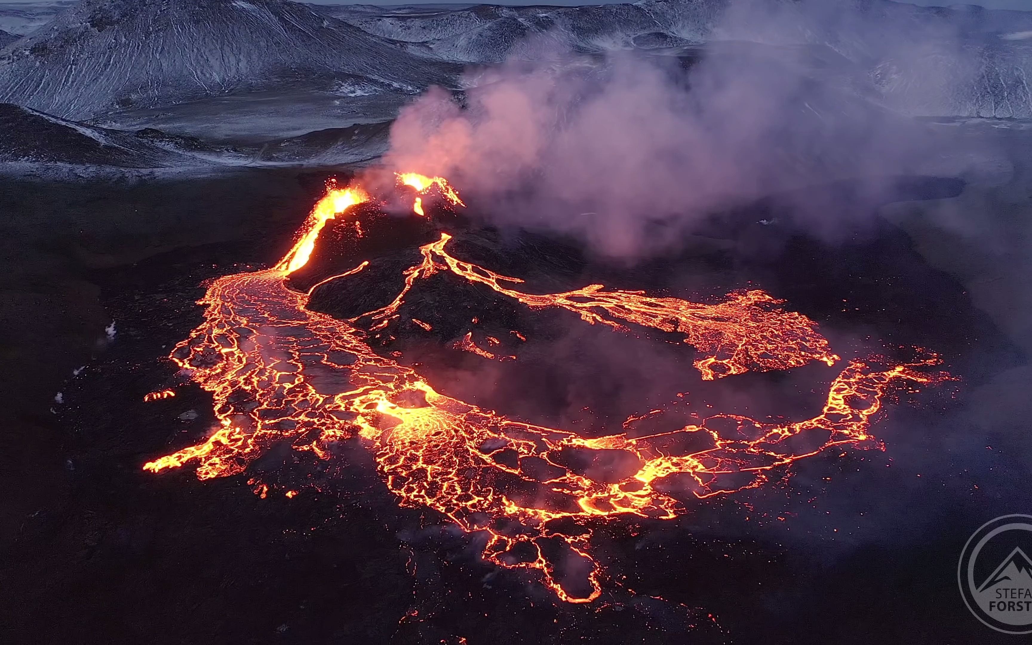 [图]【4K震撼】我坐在火山的最边缘等待一片繁星