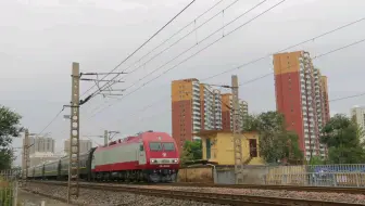 列车K1455,Z161通过河道桥