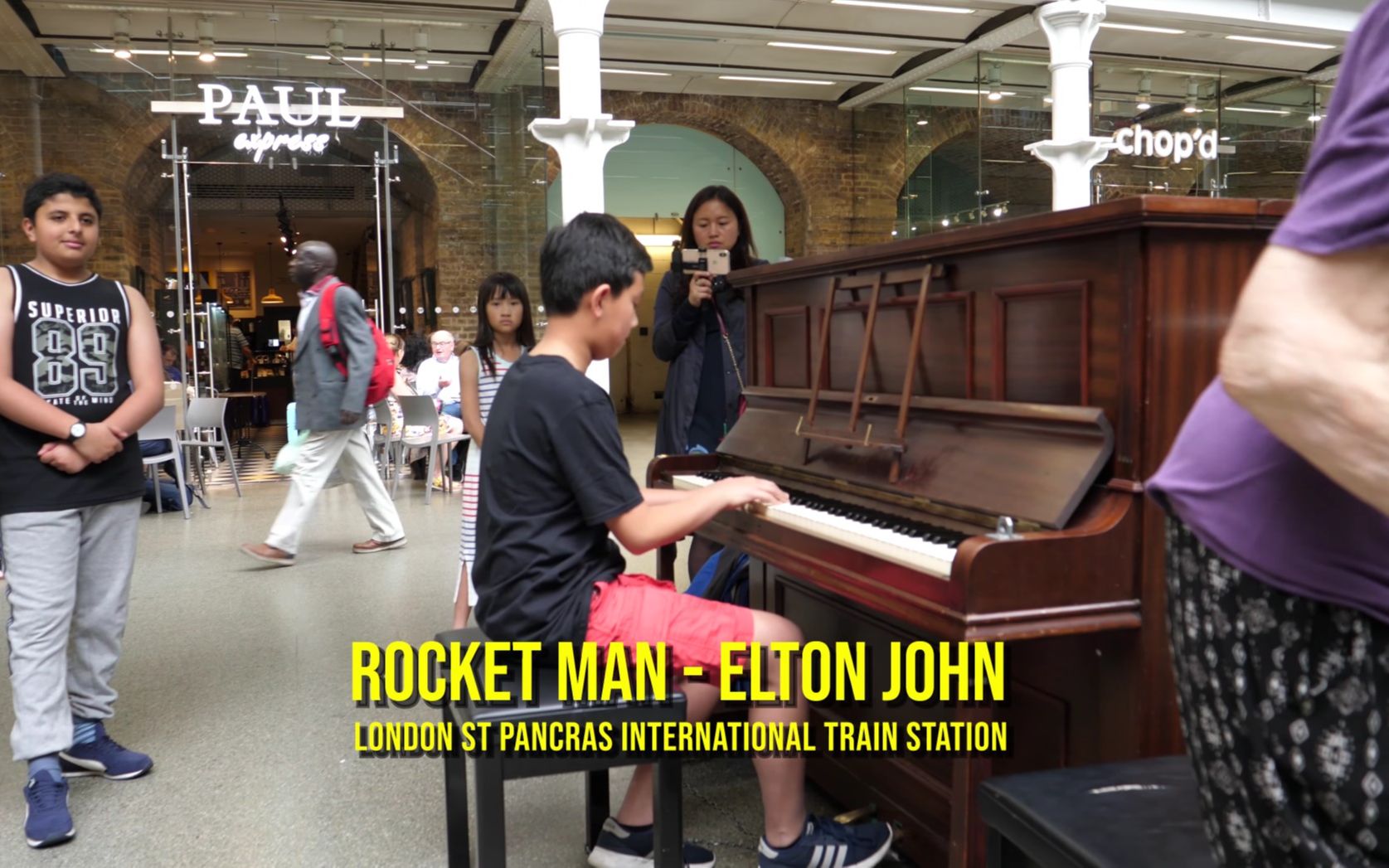 [图]【街头钢琴】12岁男孩演奏Elton John-埃尔顿·约翰经典曲目《火箭人》等集合 - Cole Lam