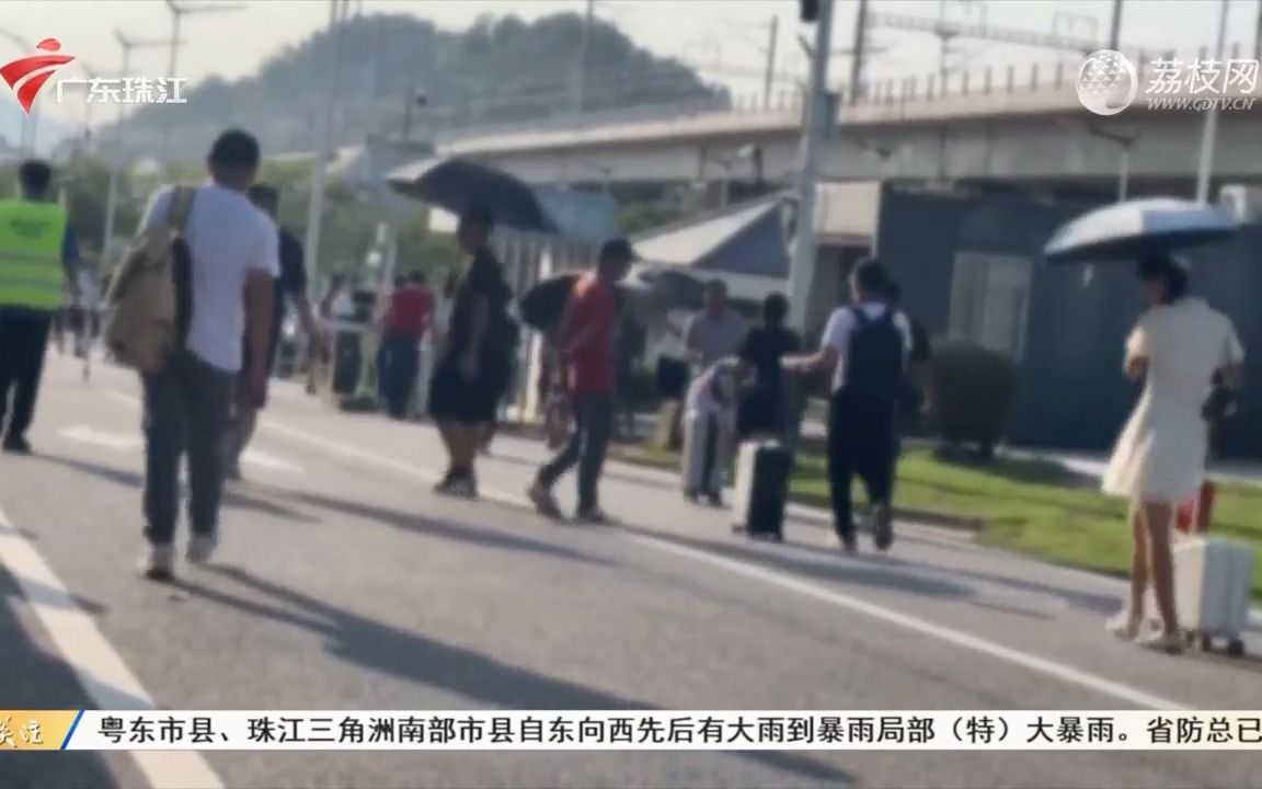 [图]【粤语新闻】汕尾高铁站站内秩序井然 站外“黑车”聚集揽客乱象严重