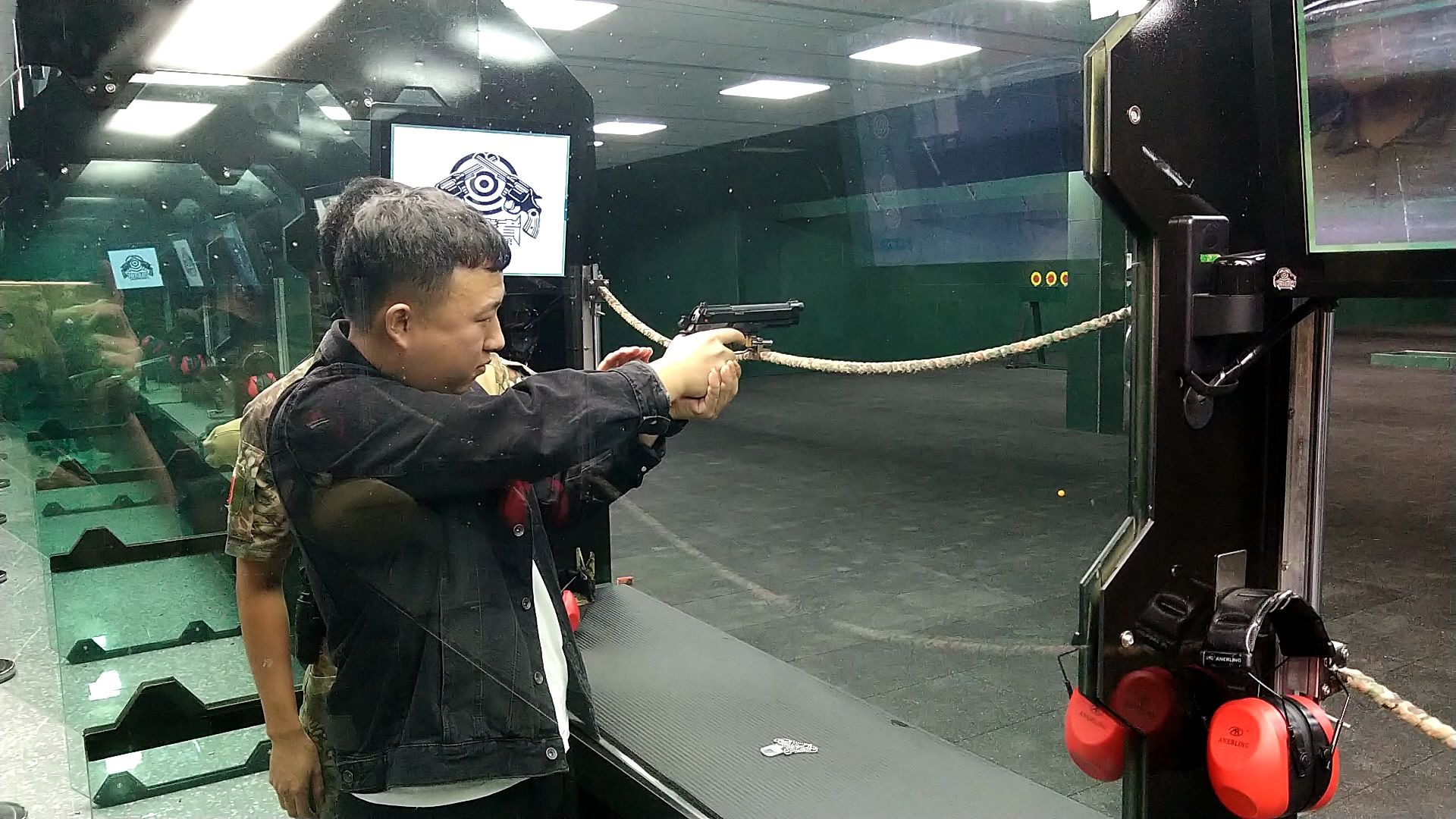 沈阳射击场体验实弹射击,贝雷塔92fs,ak,stg44,感觉小哥哥打得超爽!