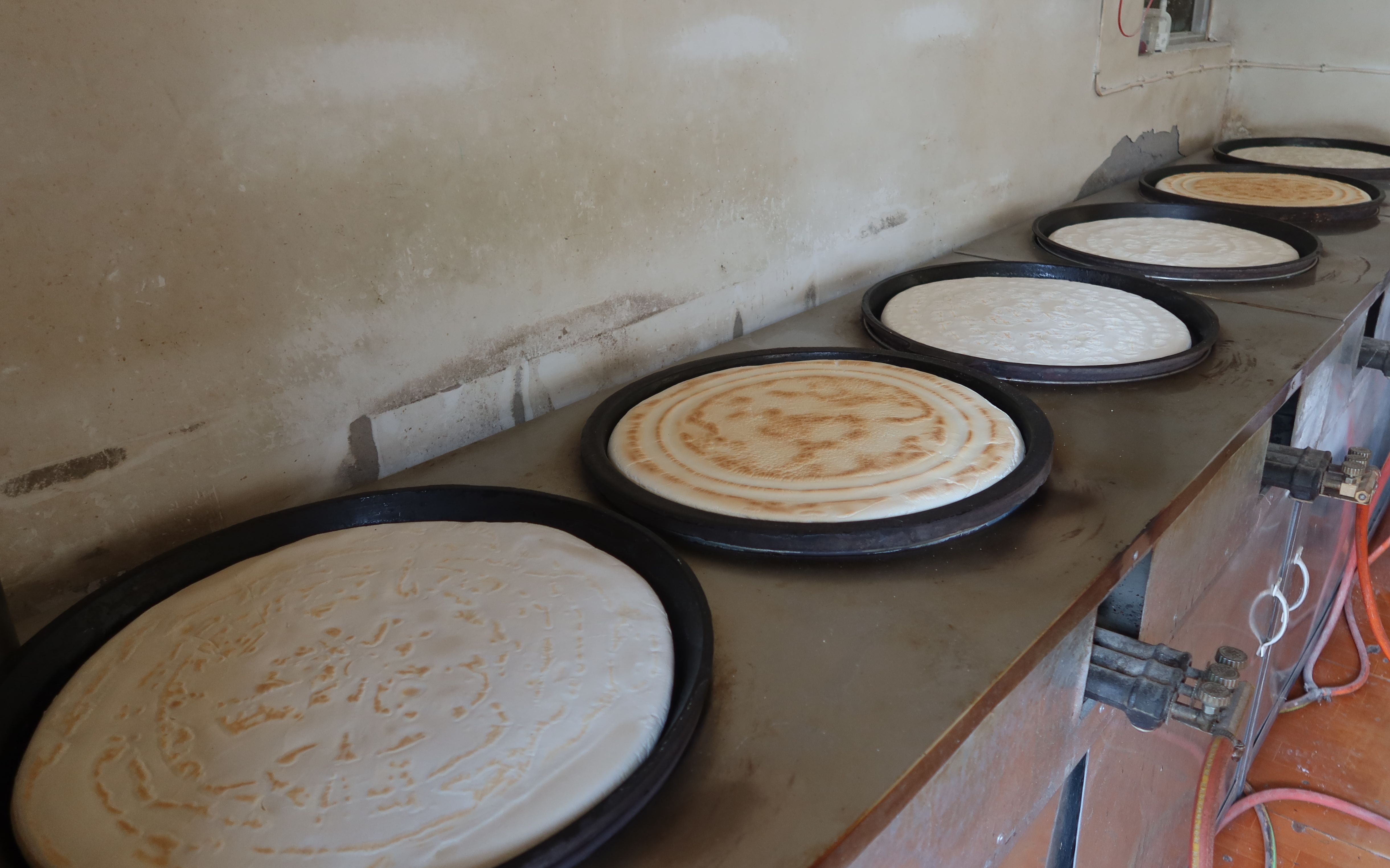 单个重达4斤的大饼河南师傅做了30年6口锅齐开个个核桃纹儿