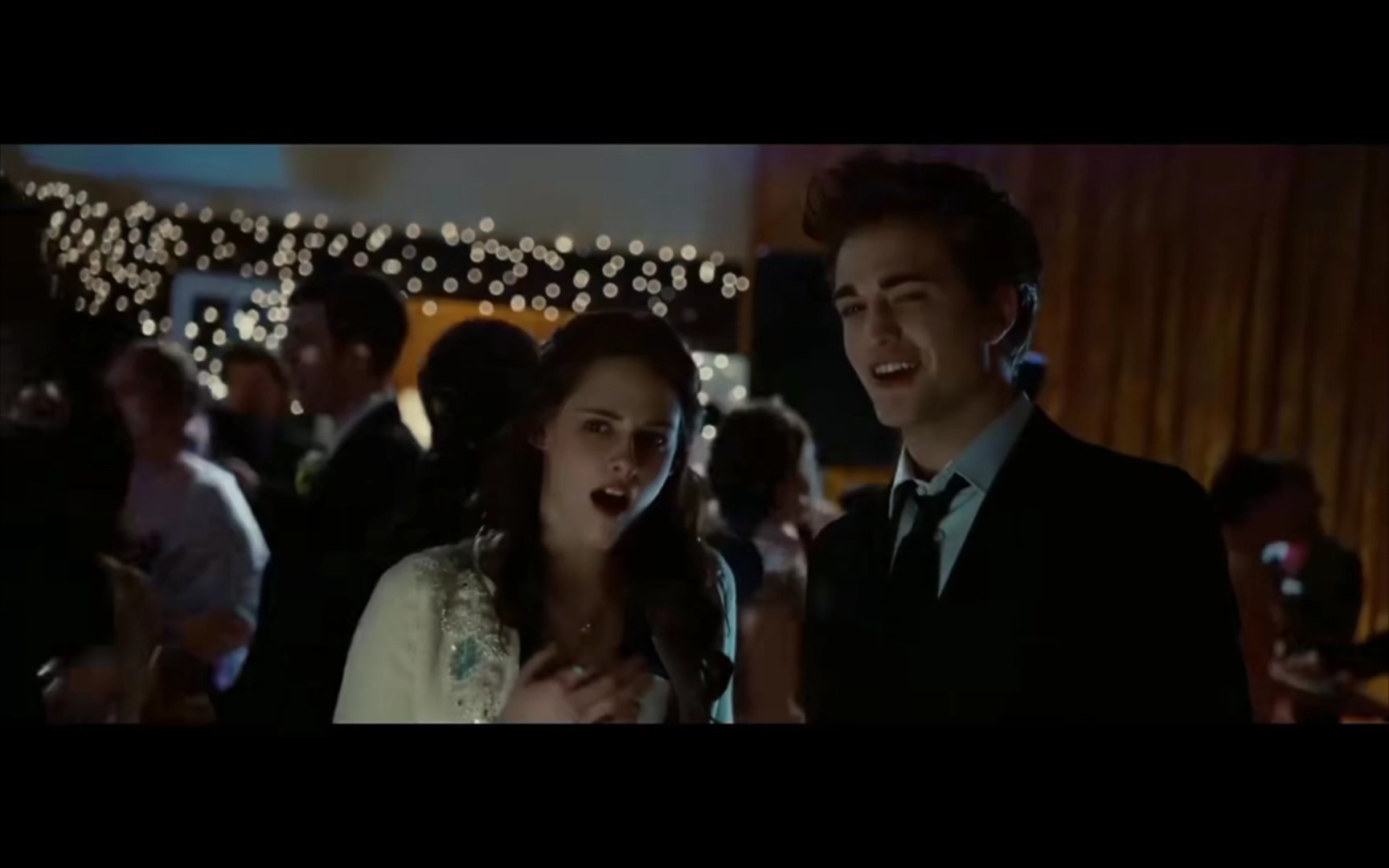 暮光之城,一起去参加舞会,贝拉想让爱德华把她给转化