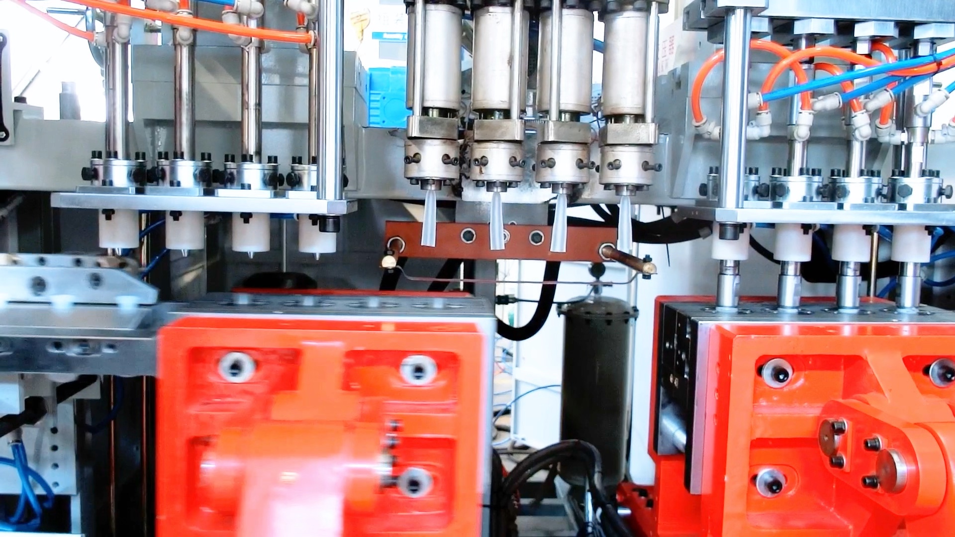 华密新材取得实用新型专利授权：“一种吹塑机中空料胚口型设备”