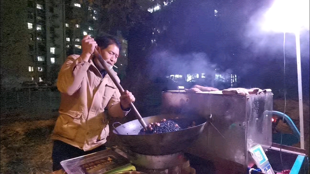 [图]路上掌管人间烟火的大神[偷笑]我拍他他还紧张我是不是城管的。原来大神也怕城管