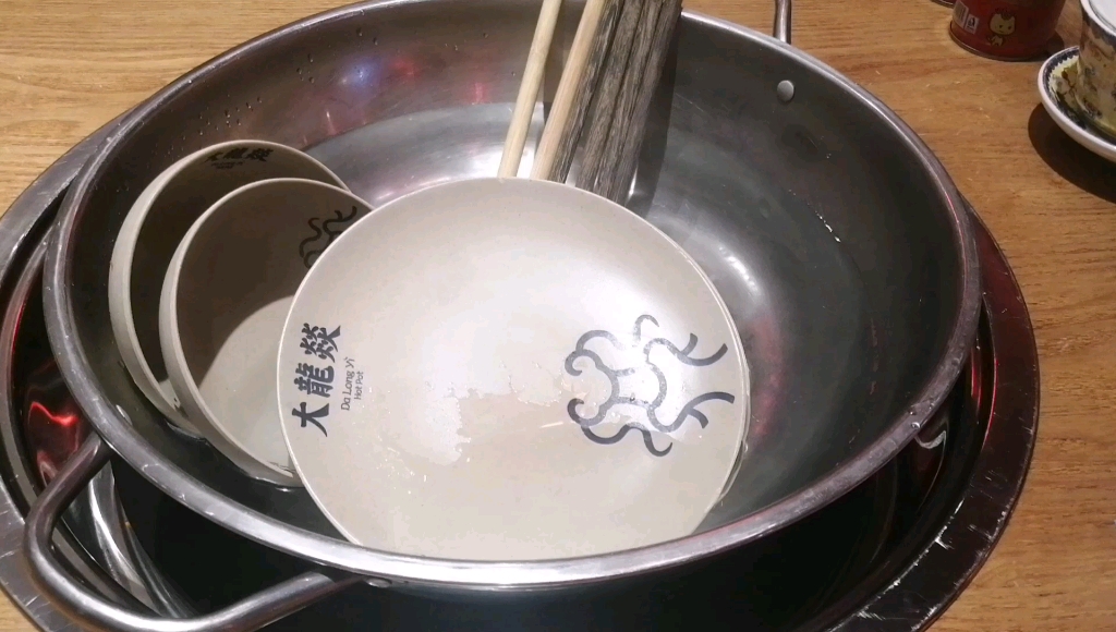 解封的广州疯狂堂食,先烫碗,饭前一碗汤,饭后一杯茶,逐渐入乡随俗