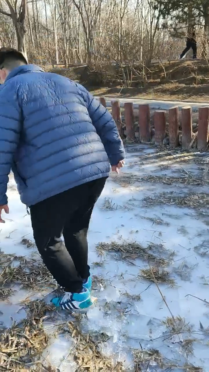 今天是在房山良乡刺猬河溜冰踩冰看北京老头十公分的冰上钓鱼的一天