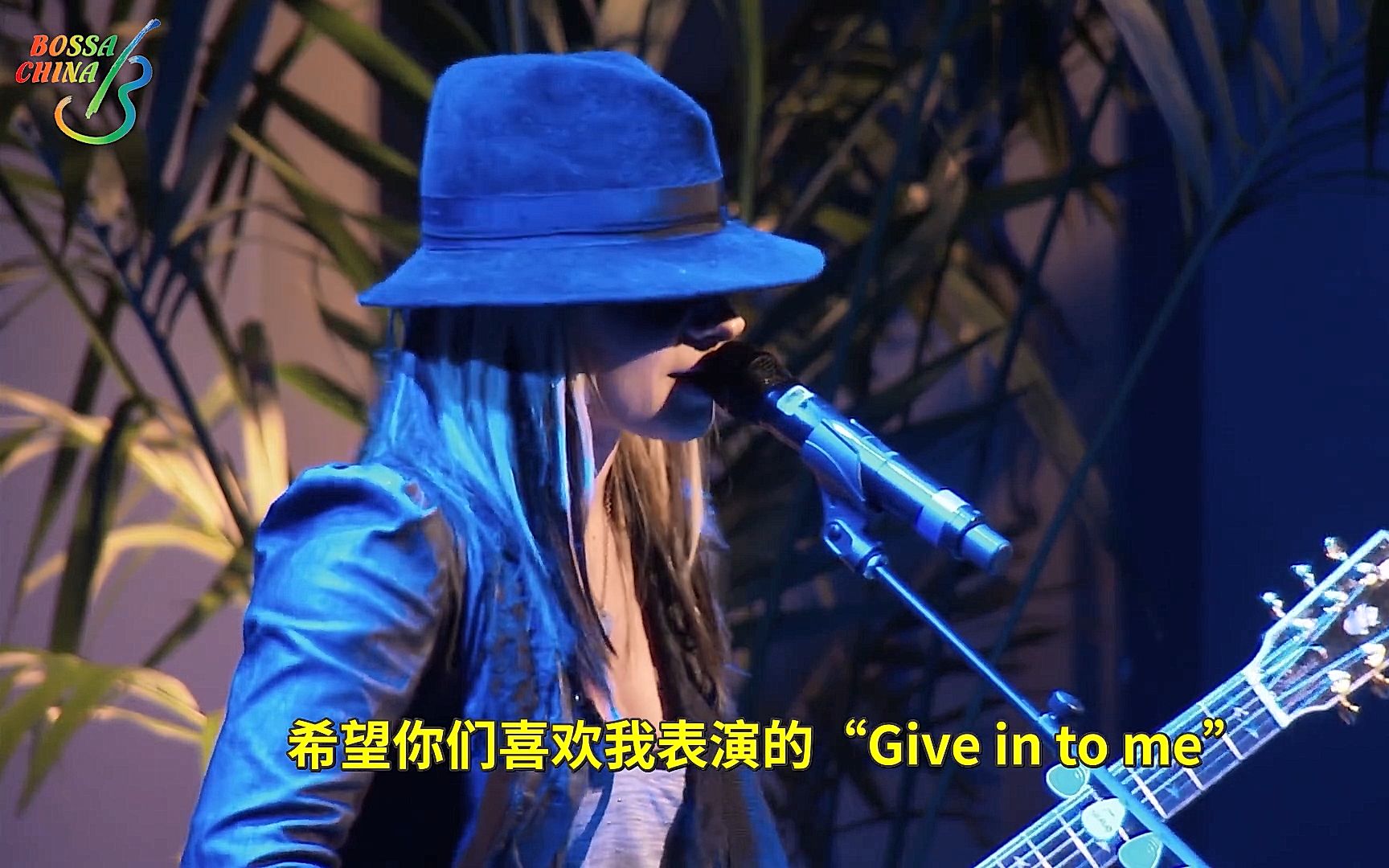 [图]太硬了！天王迈克尔御用吉他手 Orianthi 不插电致敬翻唱Give in to me