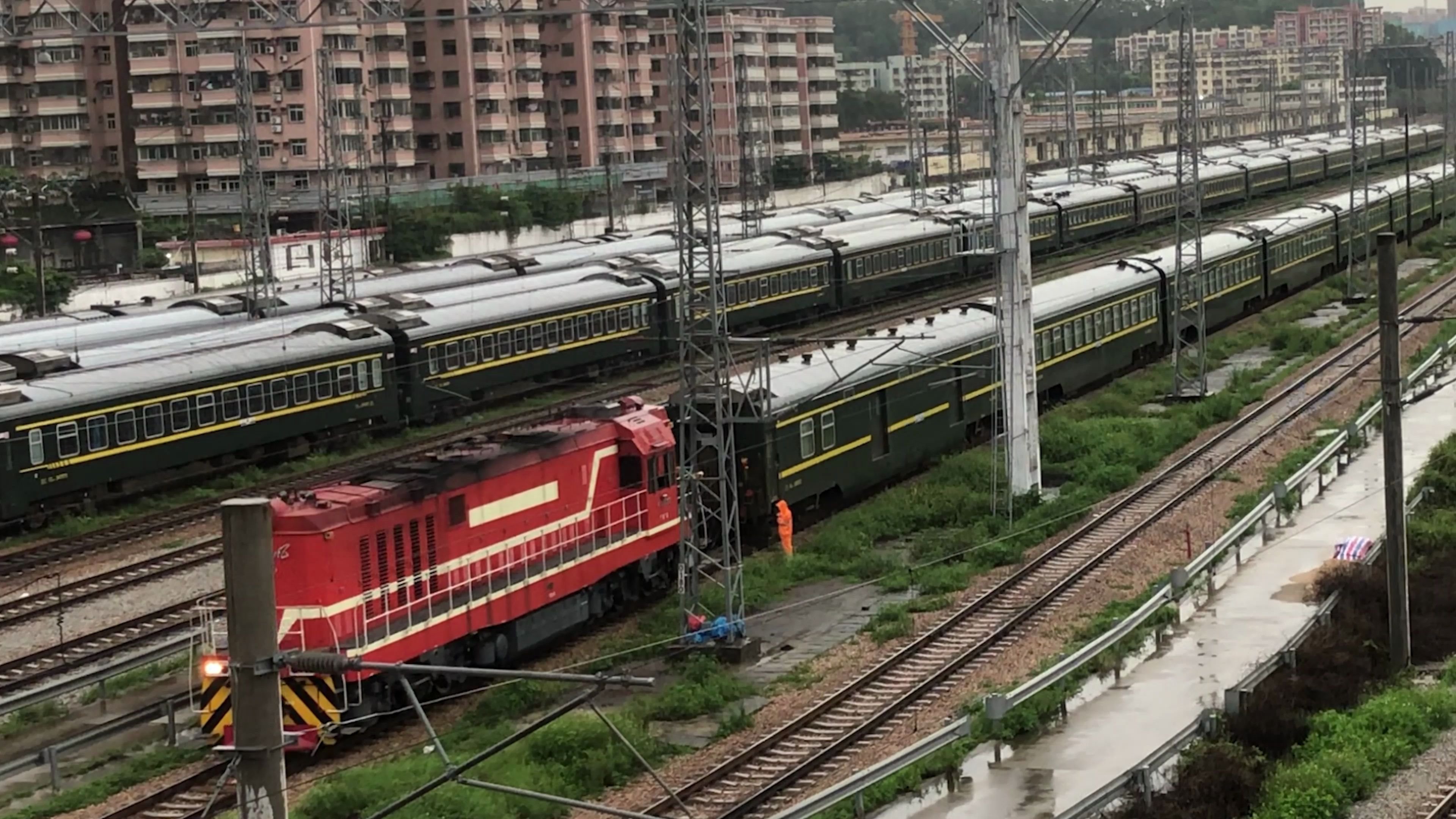 【中国铁路】机车连挂!实拍df12型机车连挂客车过程