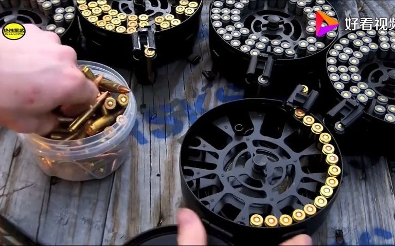 ak步枪弹鼓是这样一颗一颗装弹的不仅费时还费力