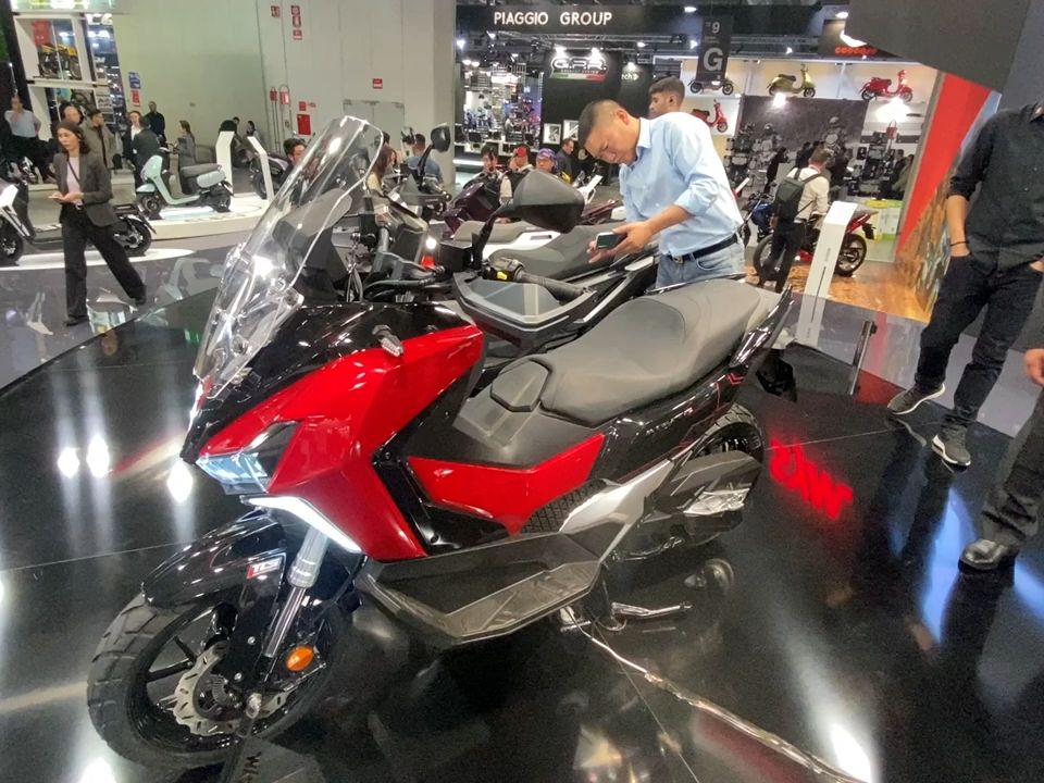 三阳 adx tg 400 硬派跨界踏板实拍,这车值得一等!