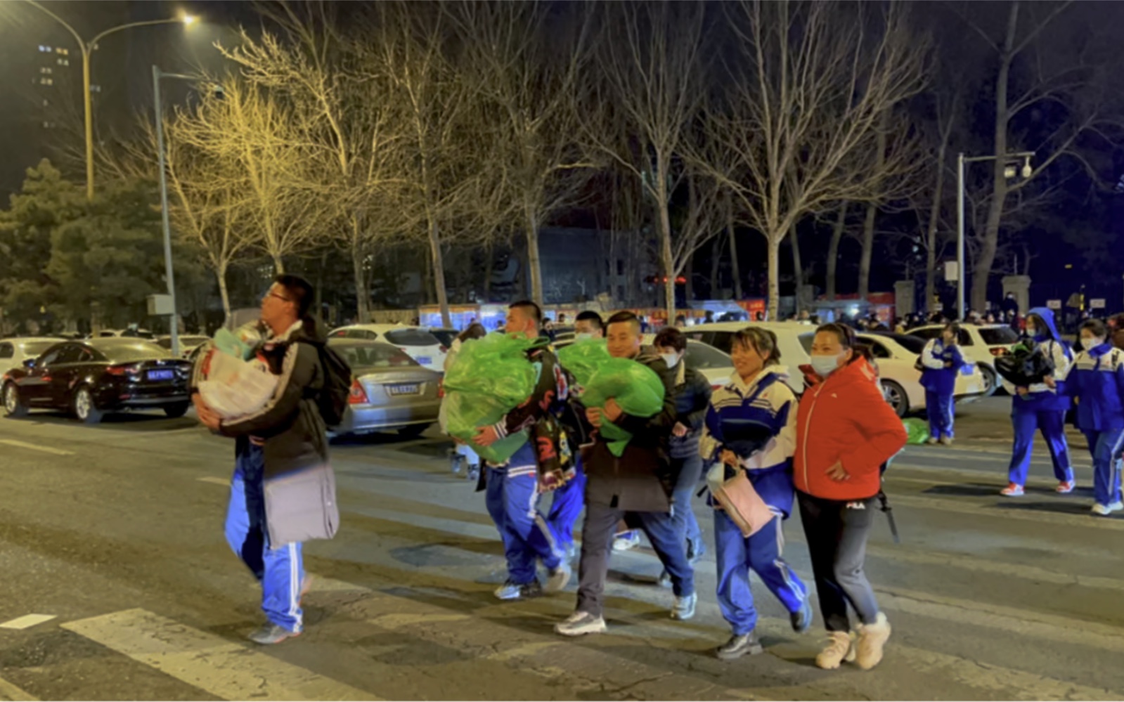 长春开始上网课!高中生放学现场像逃难,垃圾袋蛇皮袋都用上了!