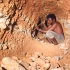 马达加斯加玩命矿工，只要挖到天价蓝宝石，就能一夜暴富
