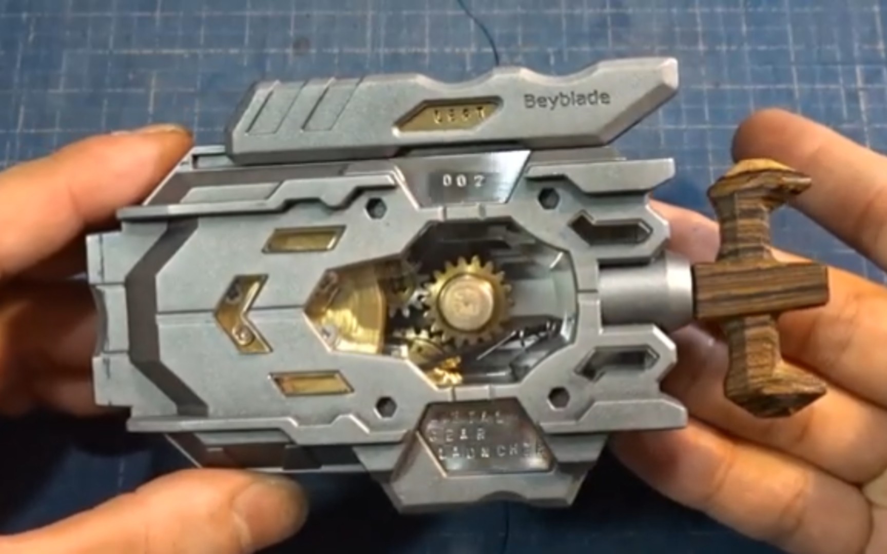 日本陀螺玩家改造金属齿轮陀螺发射器