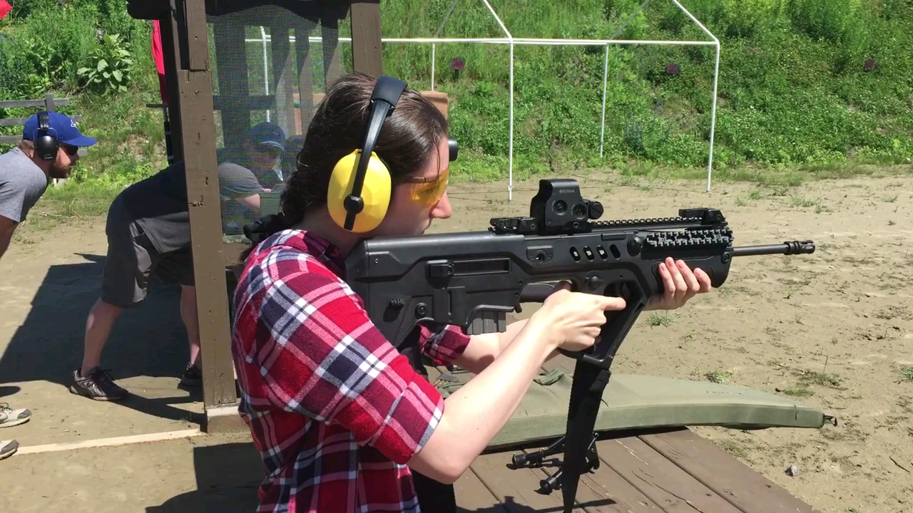 tar-21 步枪靶场射击