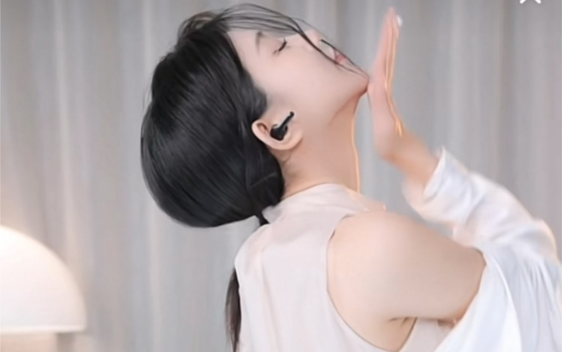 一分一秒 智妍 皇冠tara 米色上衣白裙