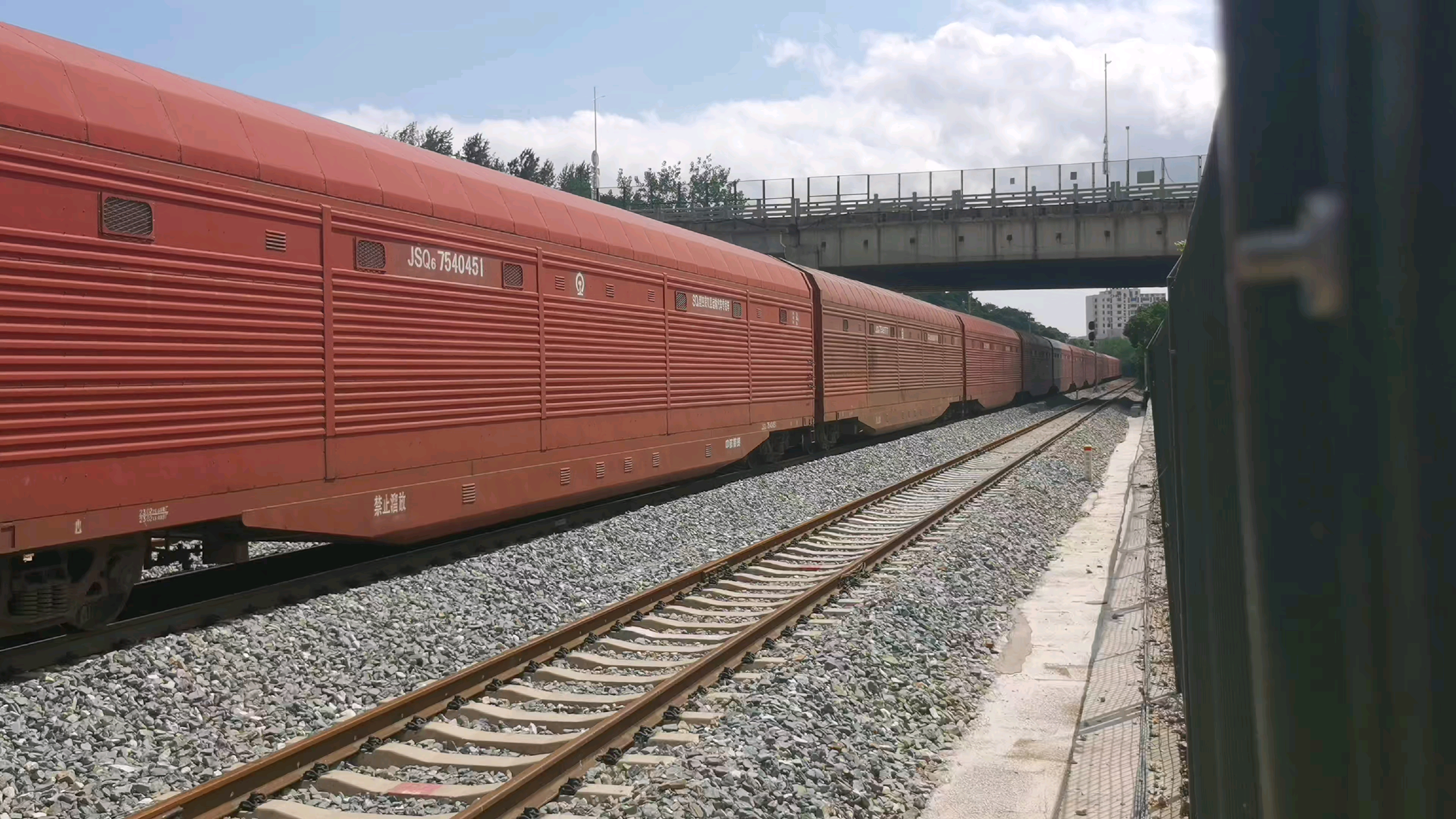 天保桥看见野生hxn5牵引货列通过