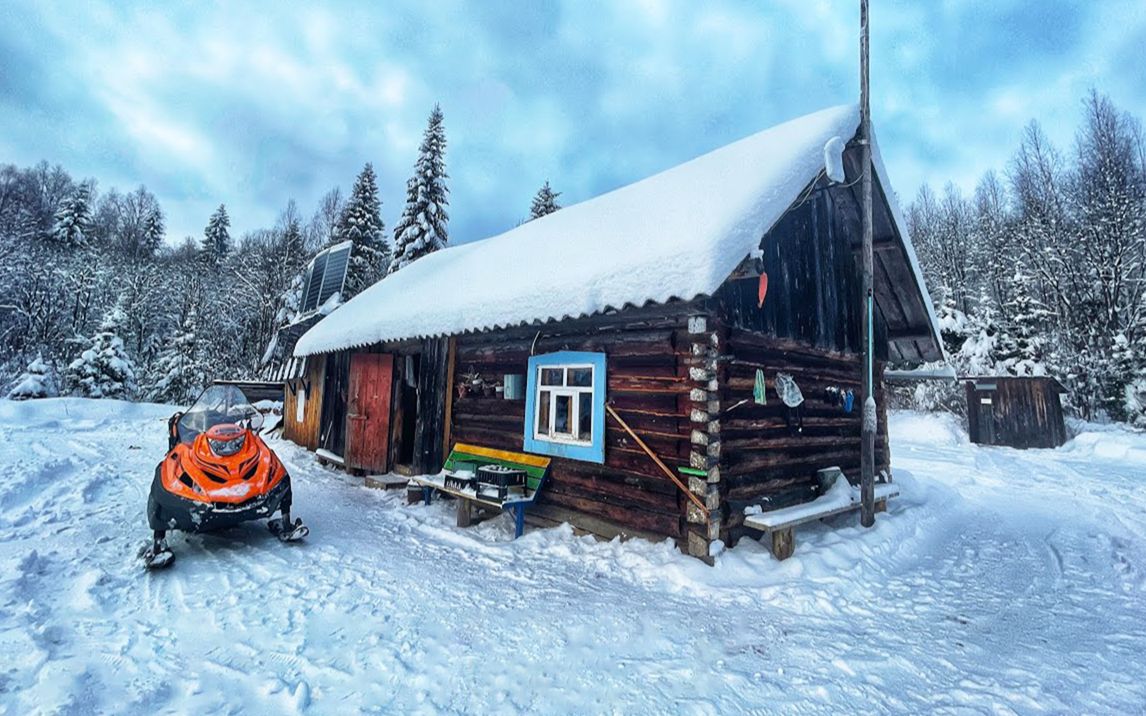 俄罗斯小哥在森林造木屋,暴风雪来临,躲进桑拿房,温馨惬意!