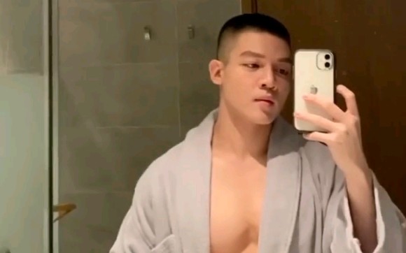 肌肉男穿着睡袍自拍,胸肌和腹肌好壮