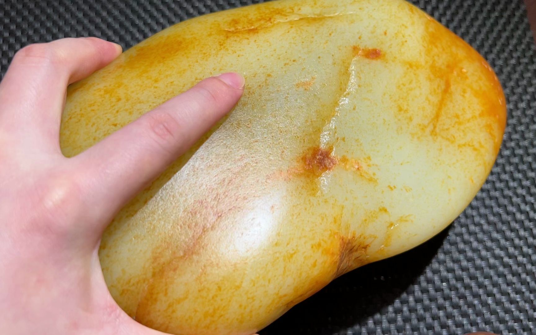 雷子和田玉:280万的籽料原石切出羊脂玉牌子