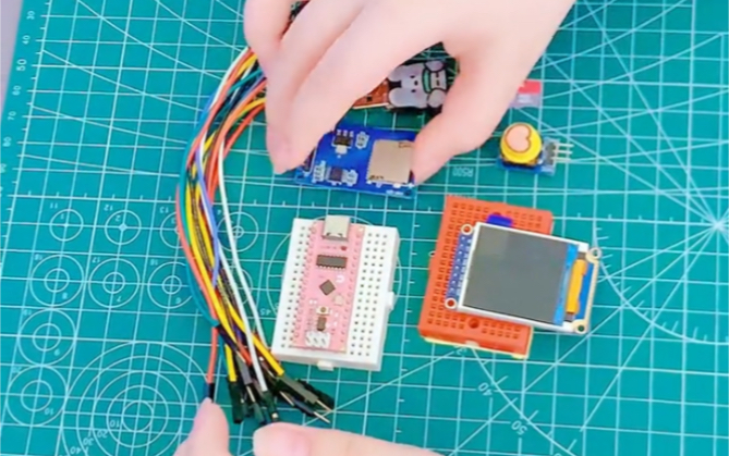 【小创客】六年级小学生打造基于Arduino nano的SD卡按键电子迷你小相册 电子挂件 电子钥匙扣 钥匙扣智能电子记事本 只有一个按键的单智商小电脑哔哩...