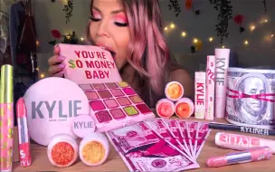 Télécharger la video: ☆ HunniBee ☆ 可食用KYLIE22岁生日系列化妆品（唇膏、果冻高光、钞票、眼线笔、唇线笔、身体高光、眼影膏、唇蜜、唇釉、隔离霜、眼影）食音咀嚼音（新